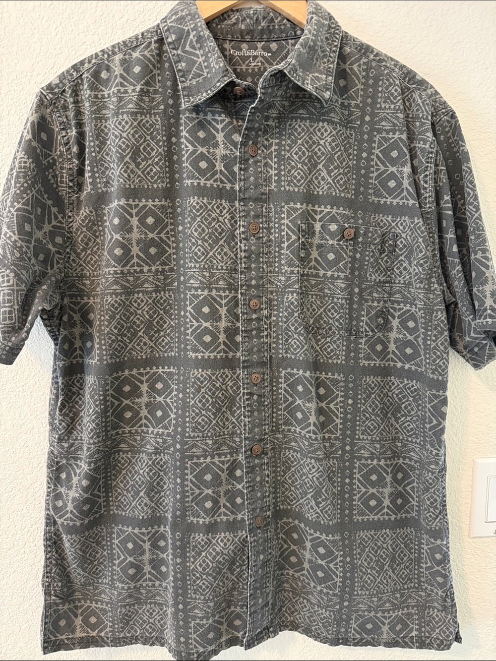 Croft&Barrow 100% Cotton Tribal/Tropical Print Button Down Shirt, Grays, Large